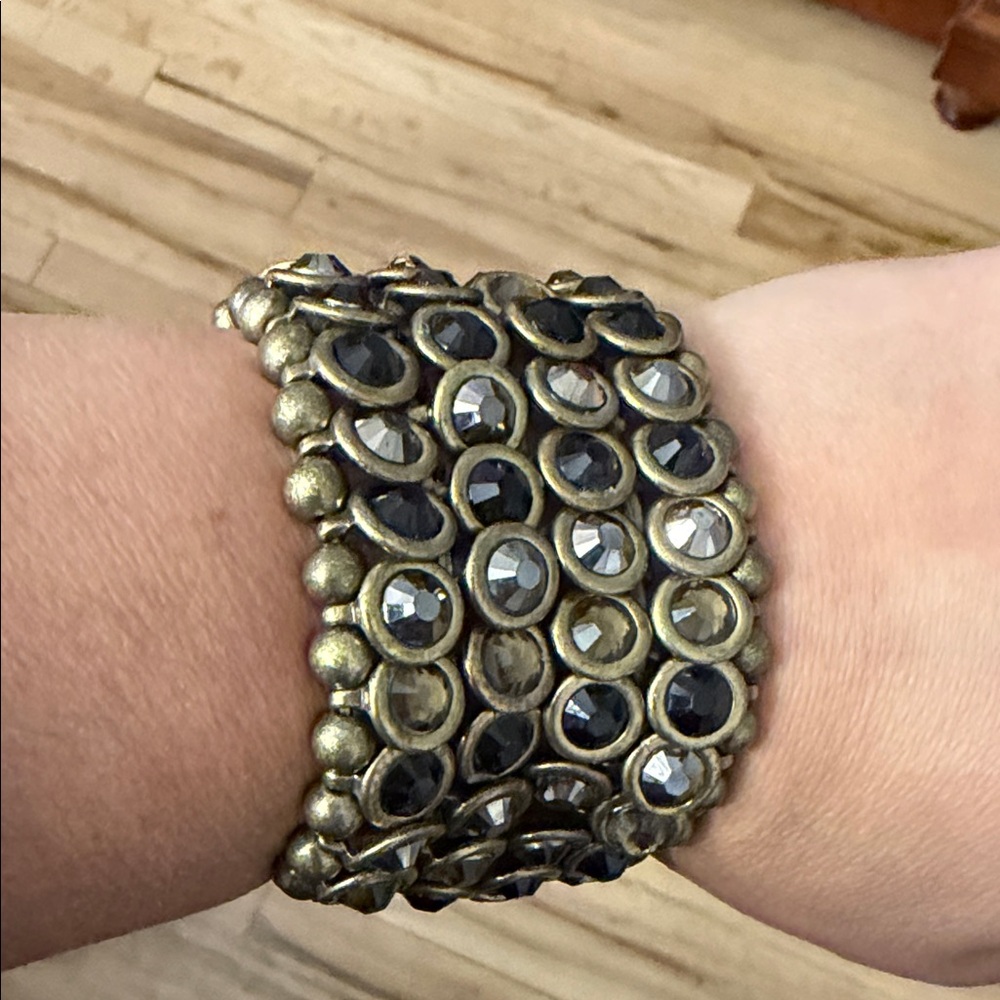Elegant Gold and Black Beaded Elastic Bracelet